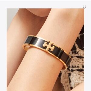 ❤️SOLD❤️SOLS❤️
Tory Burch Gold and Black Bracelet
